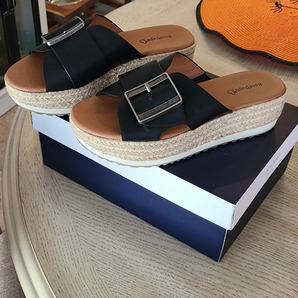 Ladie's Baretraps platform sandals